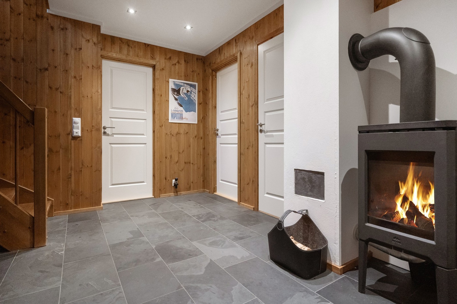 Romslig gang med flott peisovn i første etasje. Galleribilde