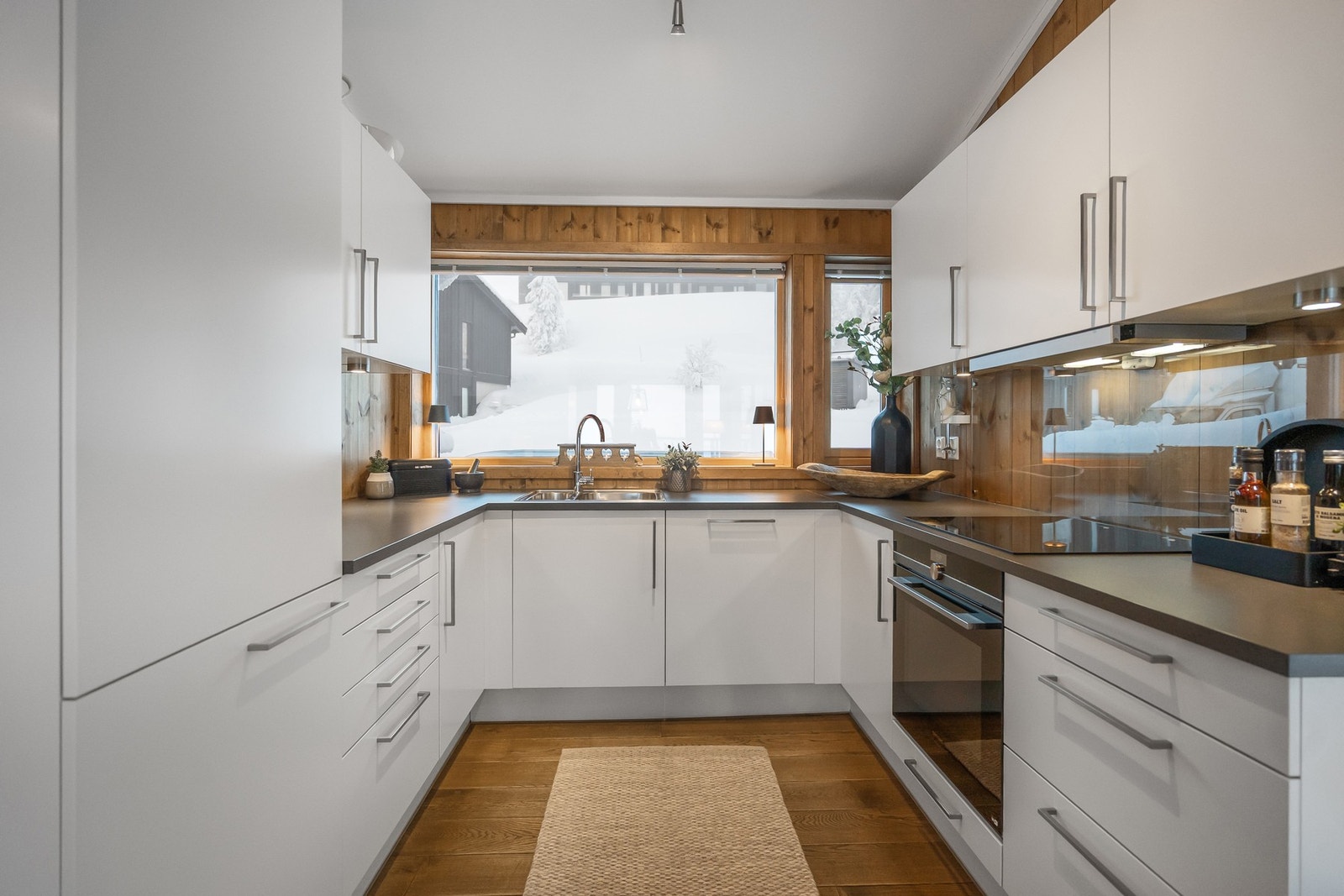 Kjøkkenet er funksjonelt og moderne utformet. Galleribilde