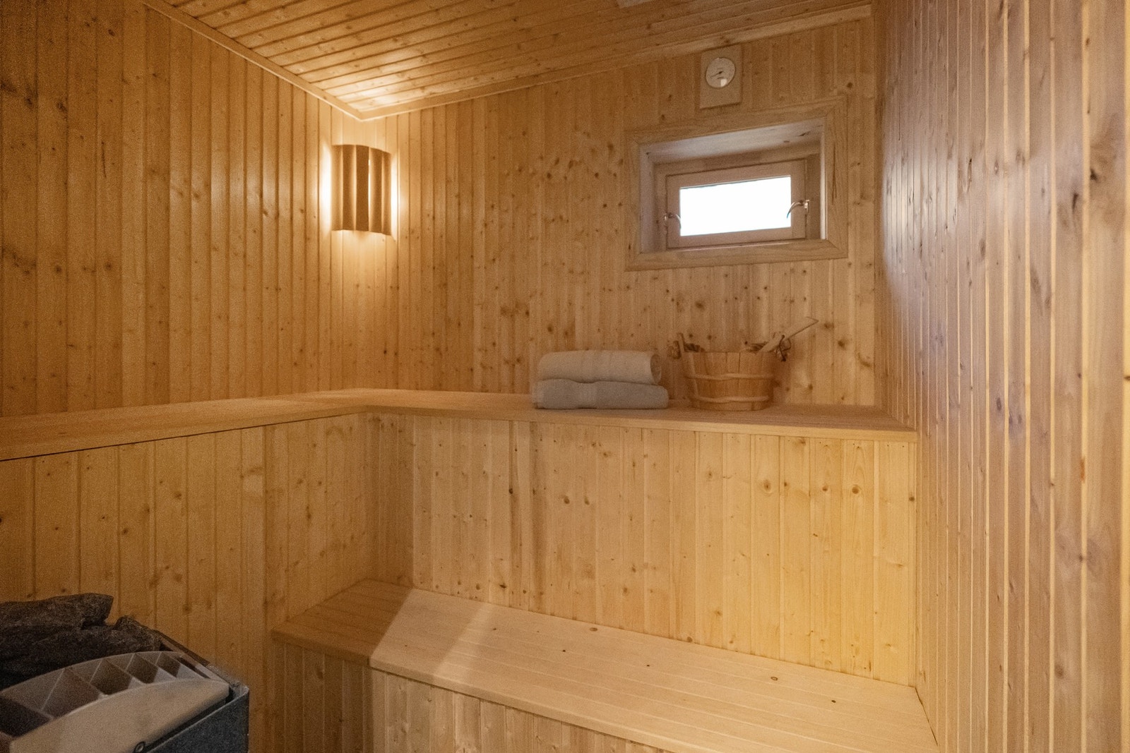 Deilig badstue med plassbygde sitte-/liggebenker Galleribilde