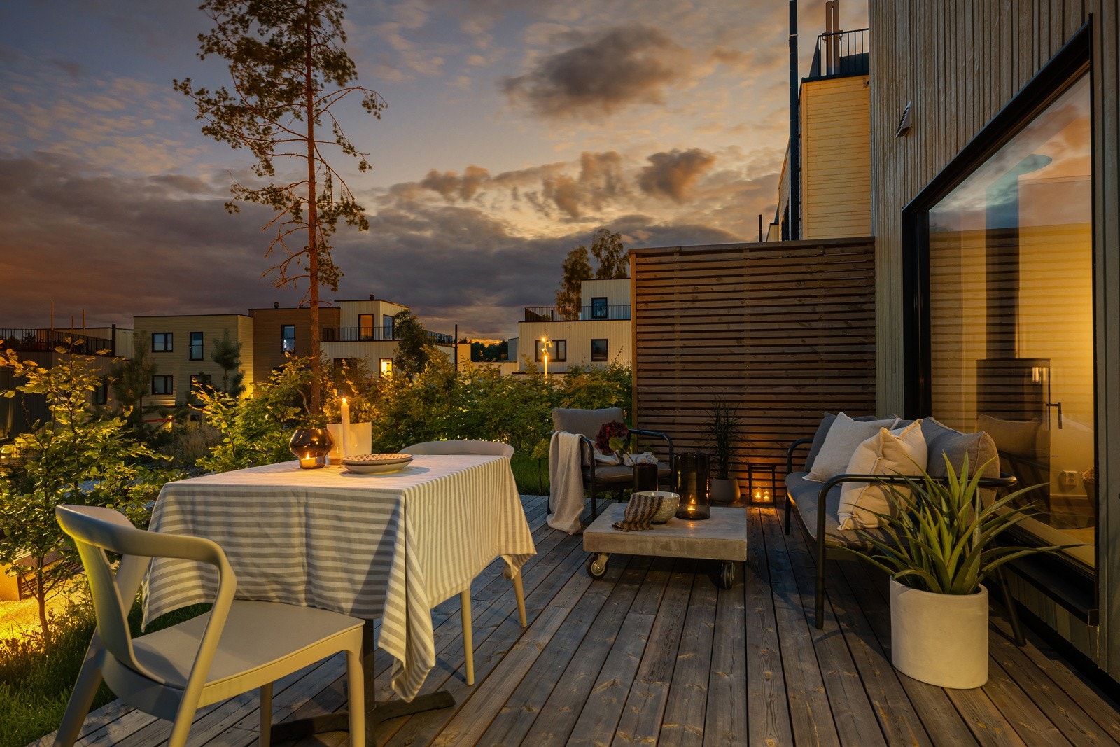 Fra stuen har man adkomst til en skjermet markterrasse. (Bilde fra lignende enhet. Plassering og løsning vil avvike.) Galleribilde