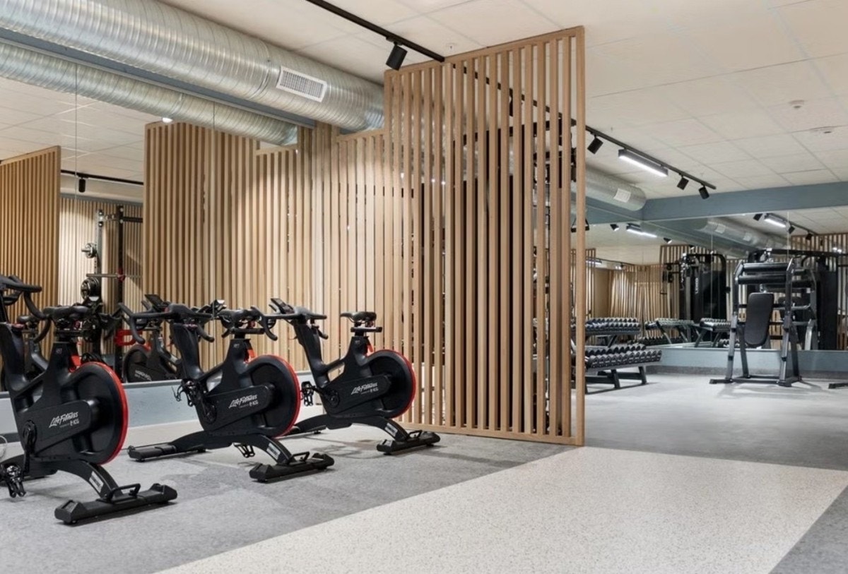 Ved garasjeanlegget finner du et stort, felles treningsrom med moderne utstyr - til fri bruk for beboerne på Dyst. Galleribilde