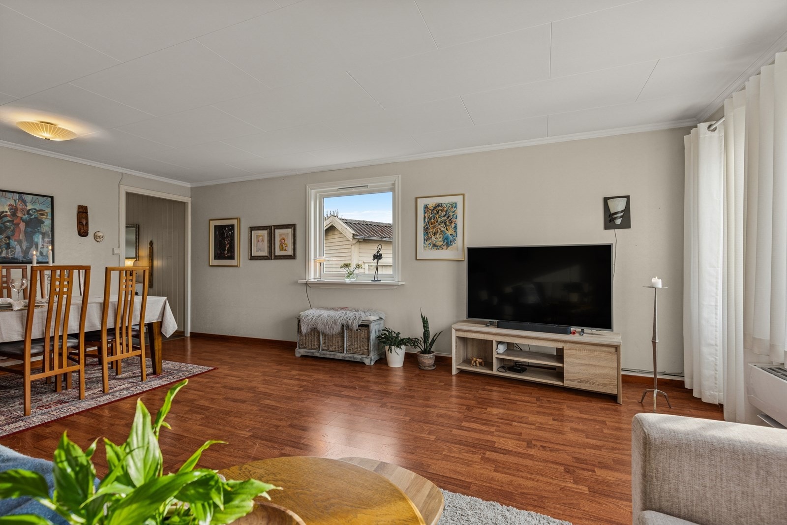 Stuen har god størrelse med plass både til sofagruppe og spisestue. Galleribilde