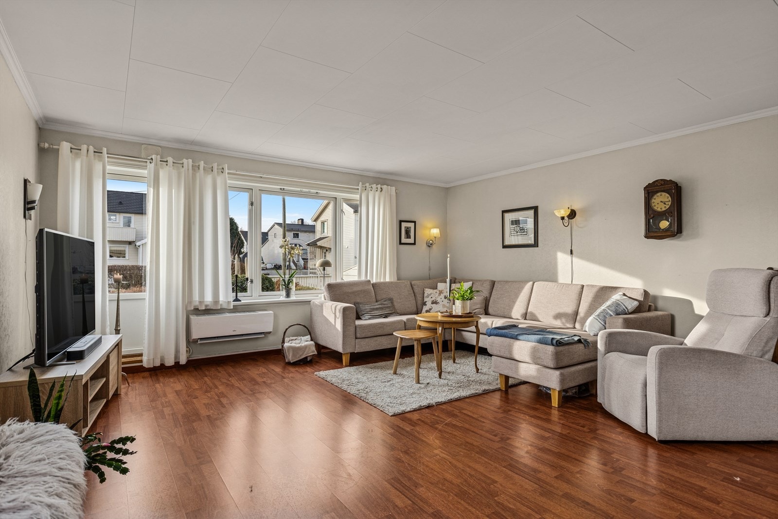 Lys, pen stue med utgang til solrik, usjenert terrasse og hage. Galleribilde