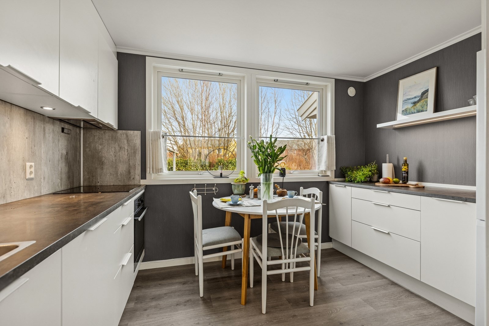Lyst, tidsriktig kjøkken med god skap- og benkeplass samt hyggelig spiseplass. Galleribilde