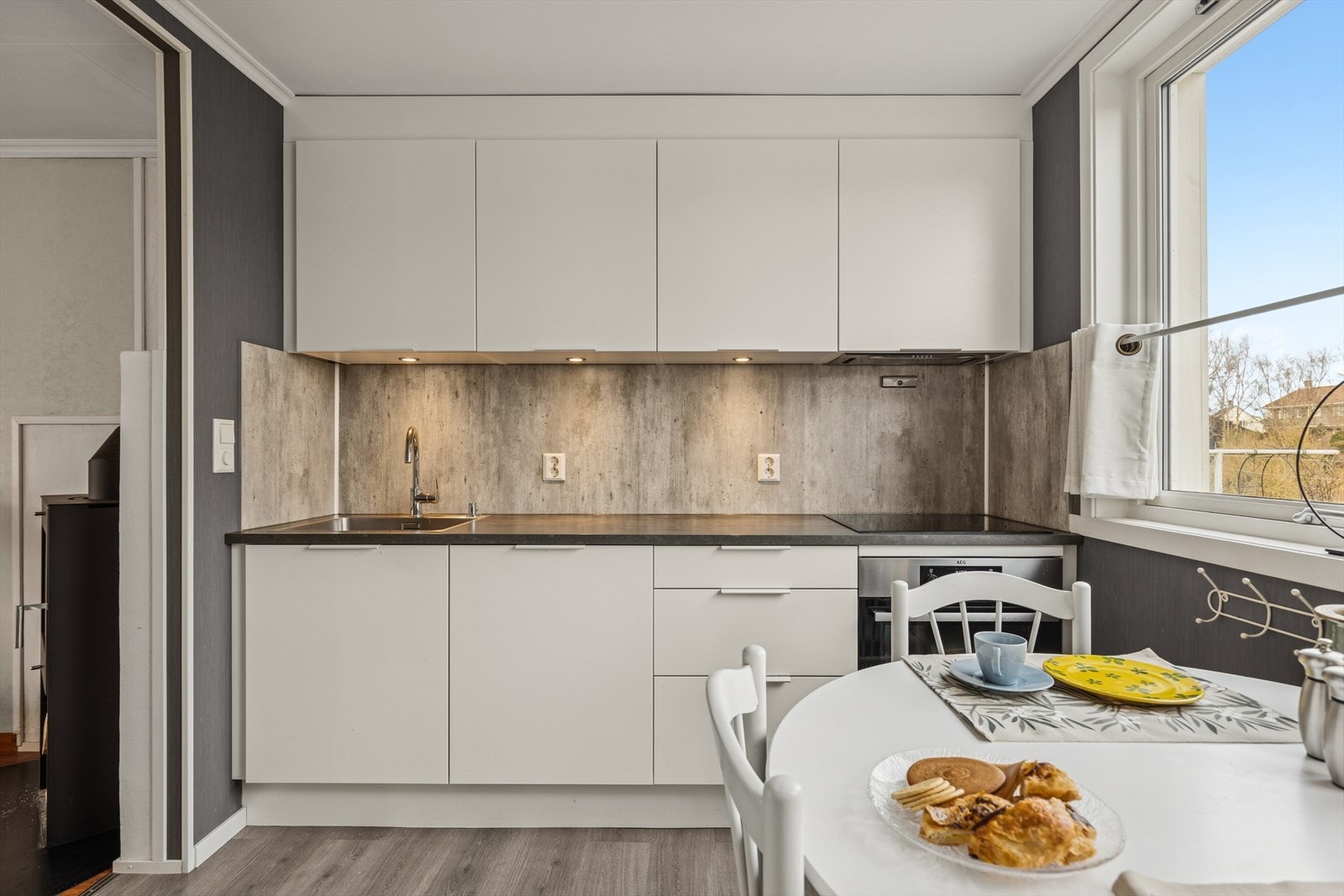 Kjøkkenet har spotter under kjøkkenskap. Galleribilde