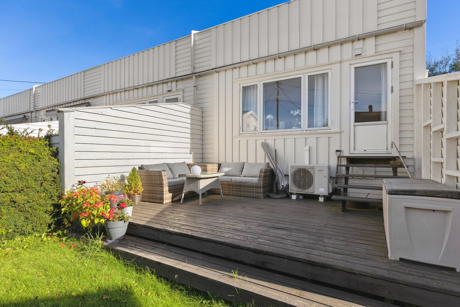 Lun, solrik og usjenert terrasse og hage. Galleribilde