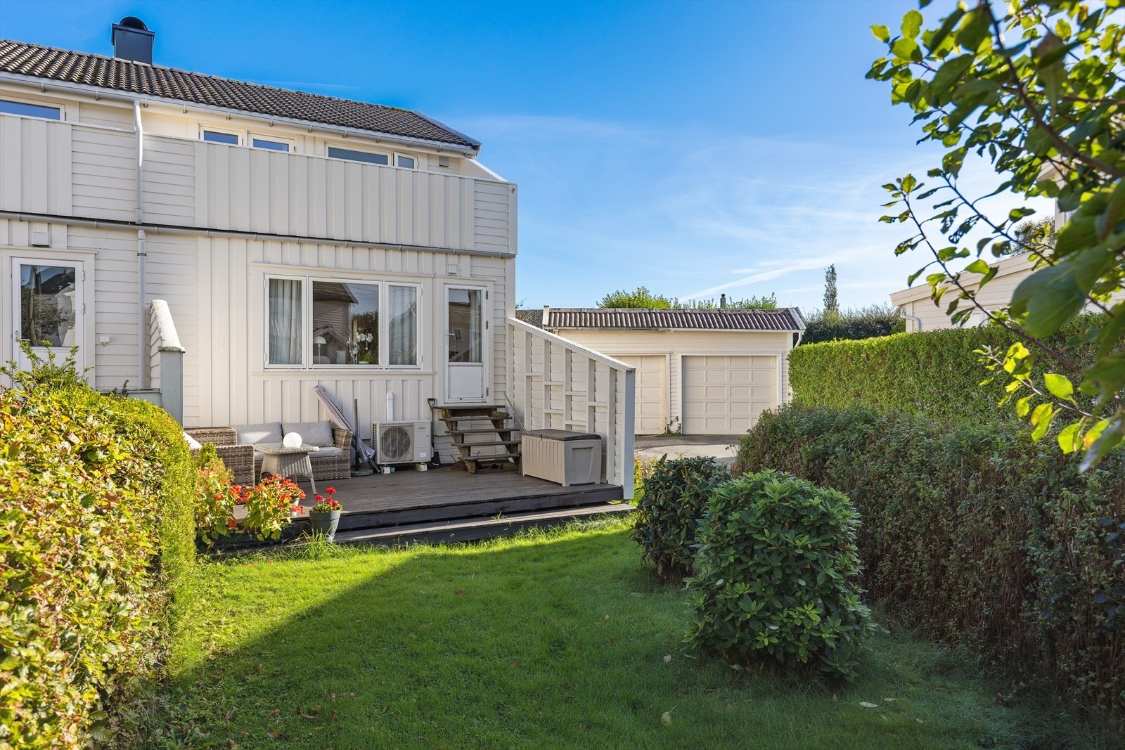 Pen, velstelt og solrik hage. Galleribilde