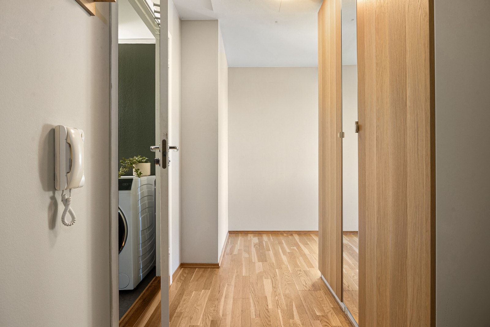 Entré med god plass til yttertøy i garderobeskap. Galleribilde