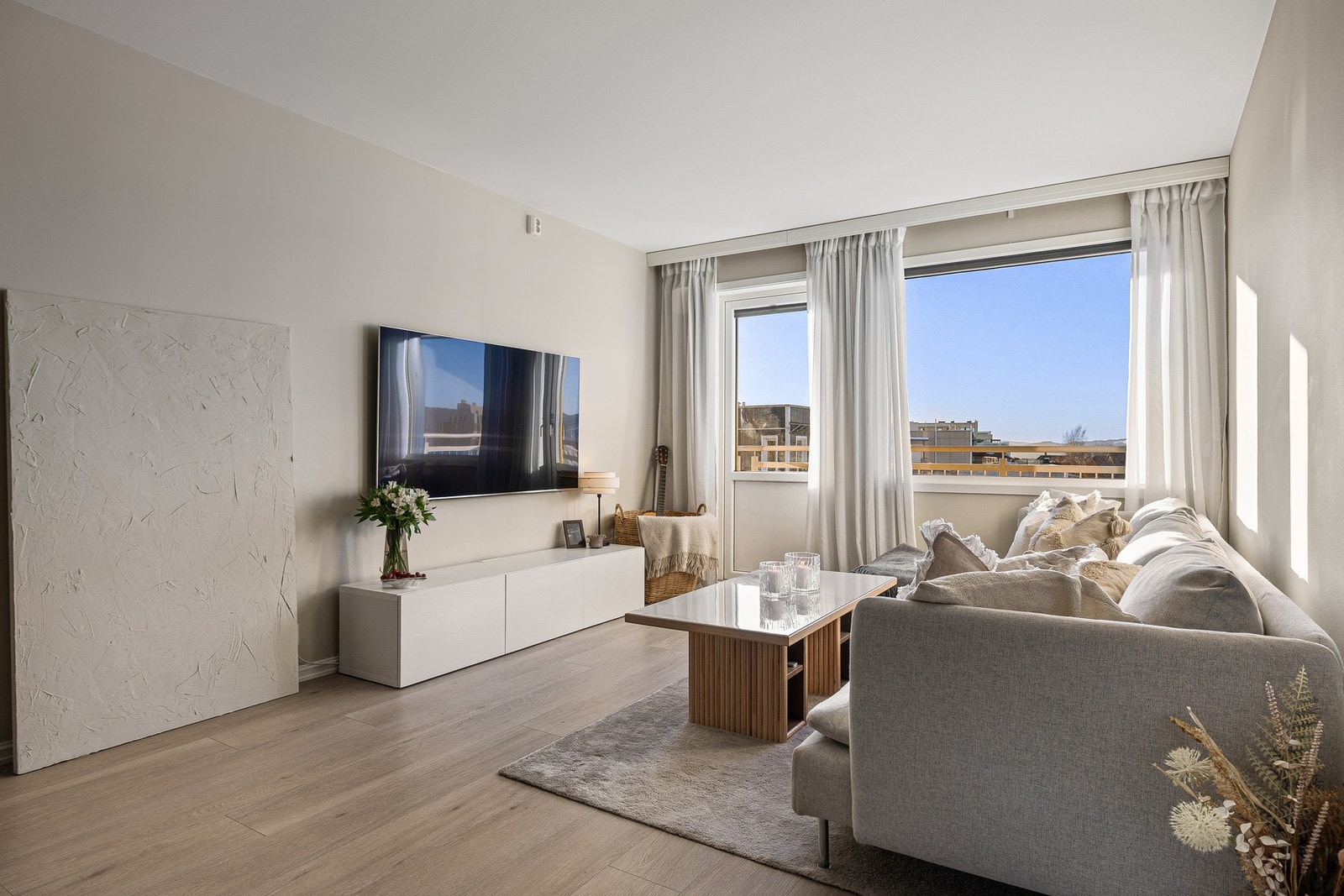 En pen og innholdsrik 3-roms leilighet, med svært sentral beliggenhet og hybelleilighet med egen inngang. Galleribilde