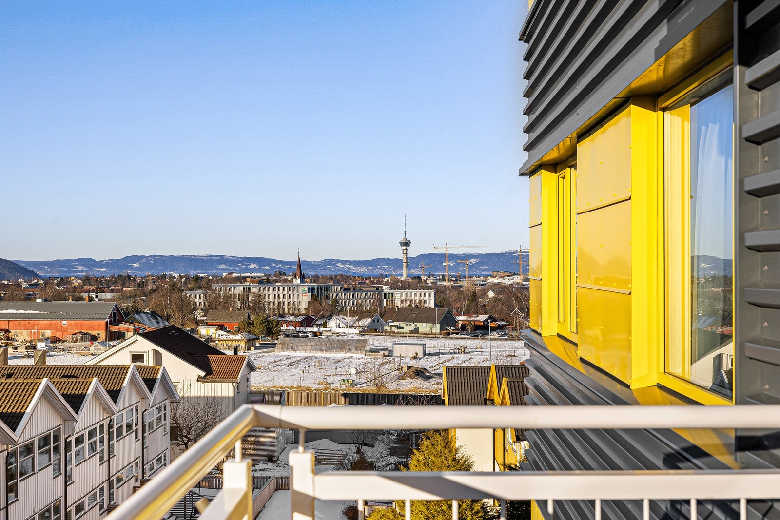 Fra balkongen ser du helt til Trondheimfjorden. Galleribilde