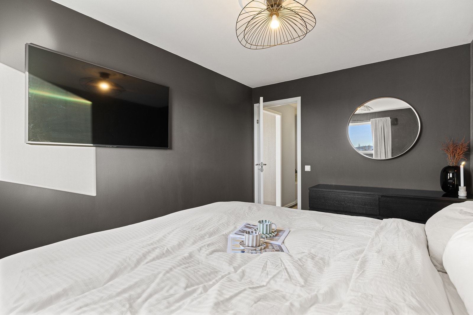 God plass til både dobbeltseng og klesoppbevaring. Galleribilde