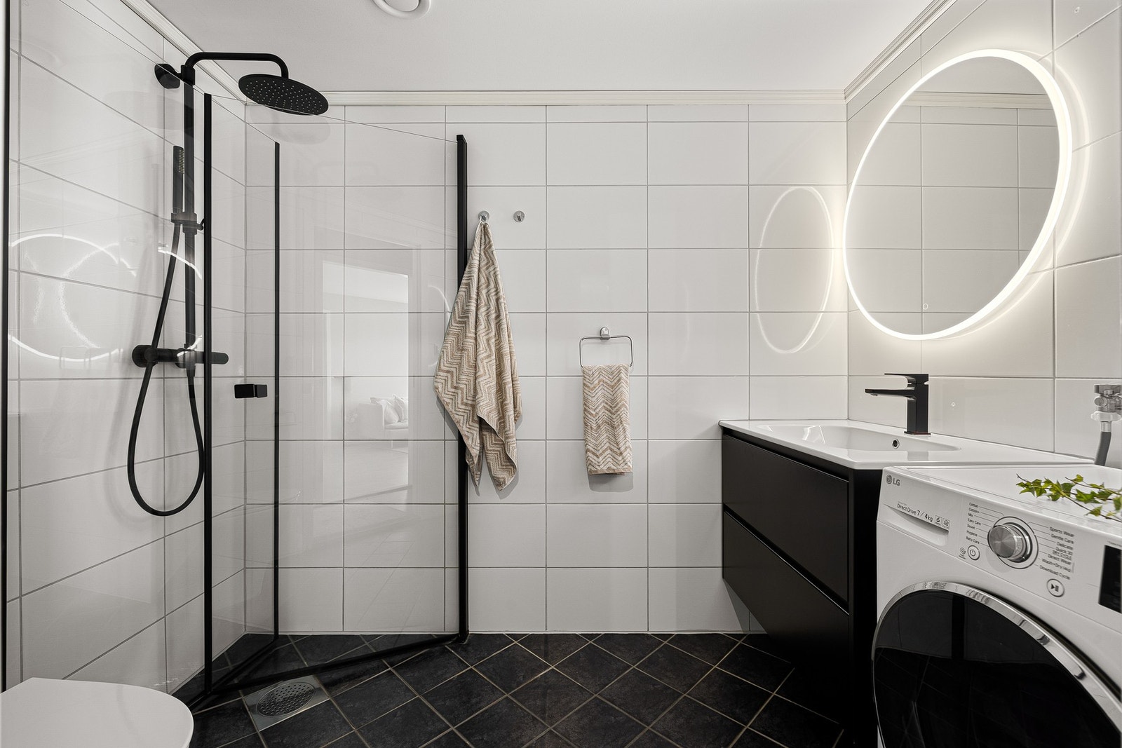 Flislagt baderom med lune varmekabler i gulvet og lekker baderomsinnredning. Galleribilde