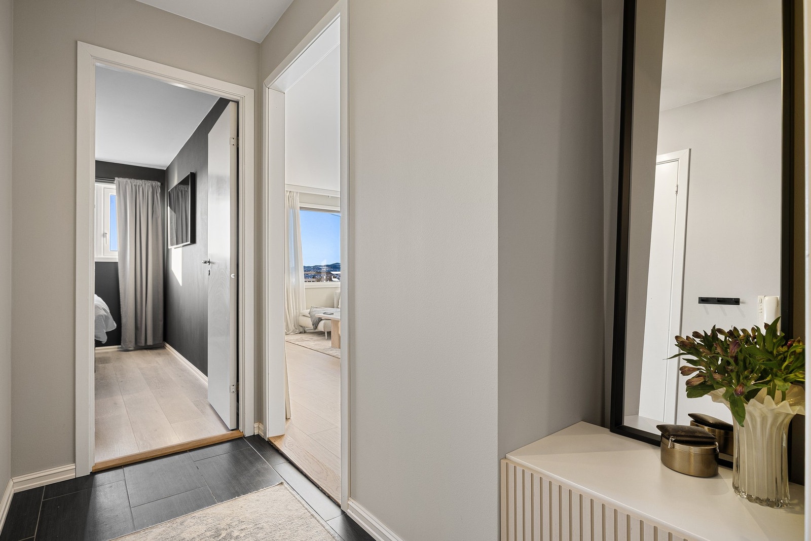 Hyggelig, flislagt entré med plass til sko og yttertøy. Leiligheten disponerer en bod på ca. 5 kvm i felles kjeller. Galleribilde