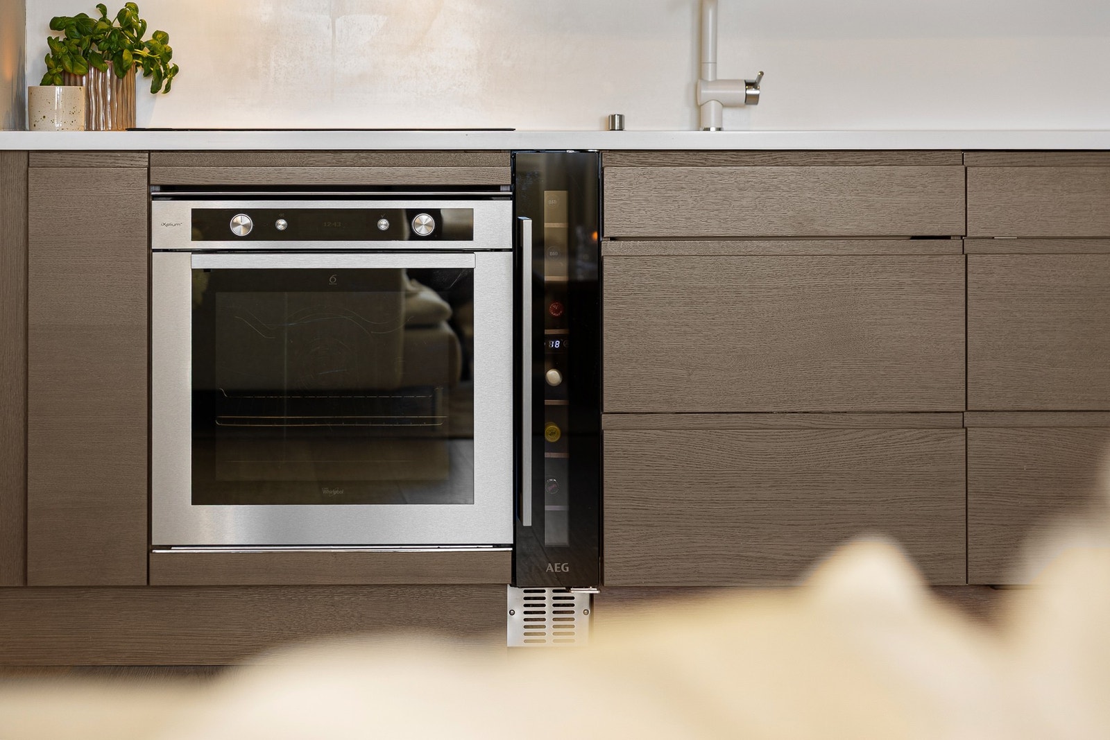 Kjøkkenet er også utstyrt med integrert vinskap. Galleribilde