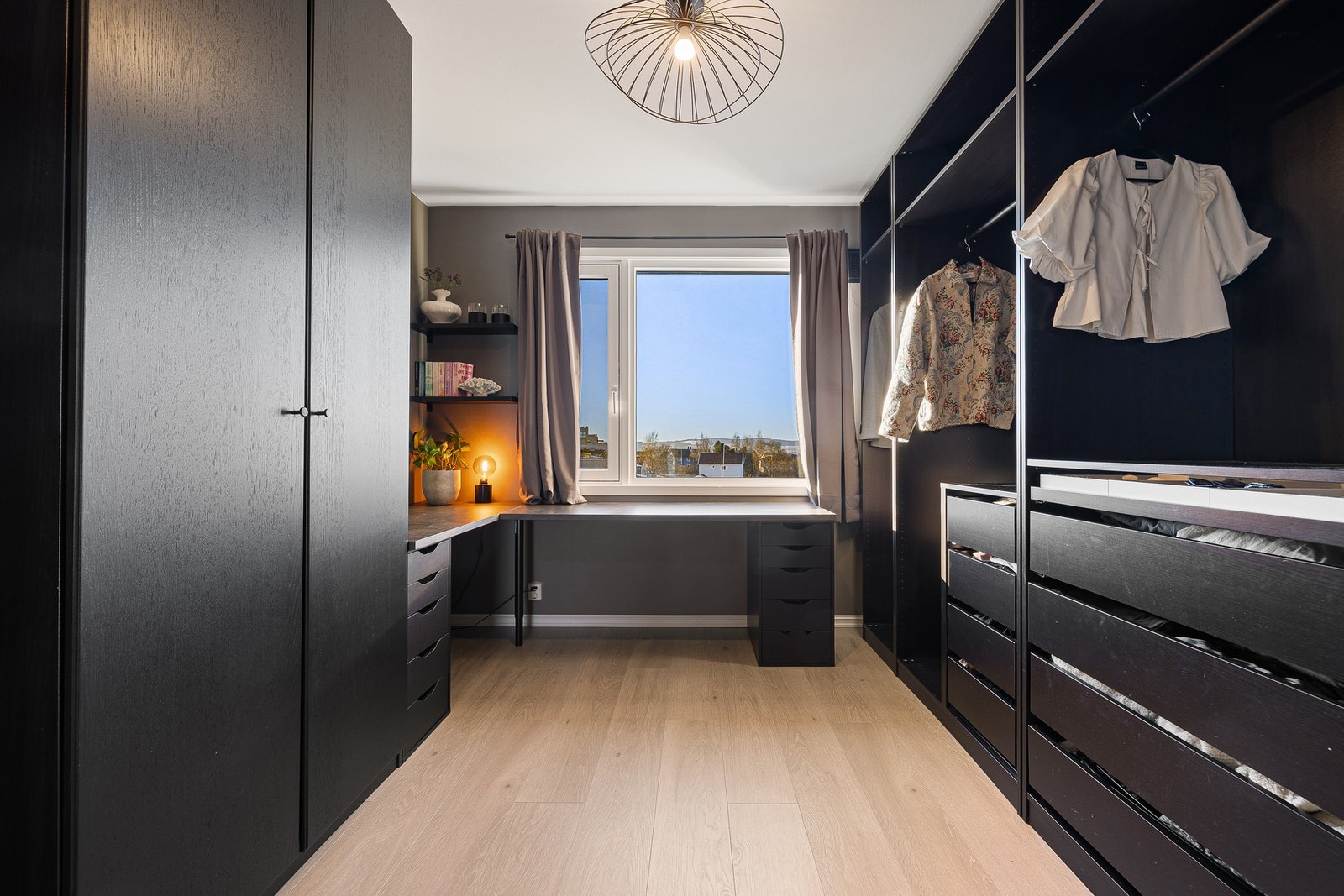 Leilighetens andre soverom er 11,5 kvm, og er i dag innredet som garderobe med kontorplass. Galleribilde