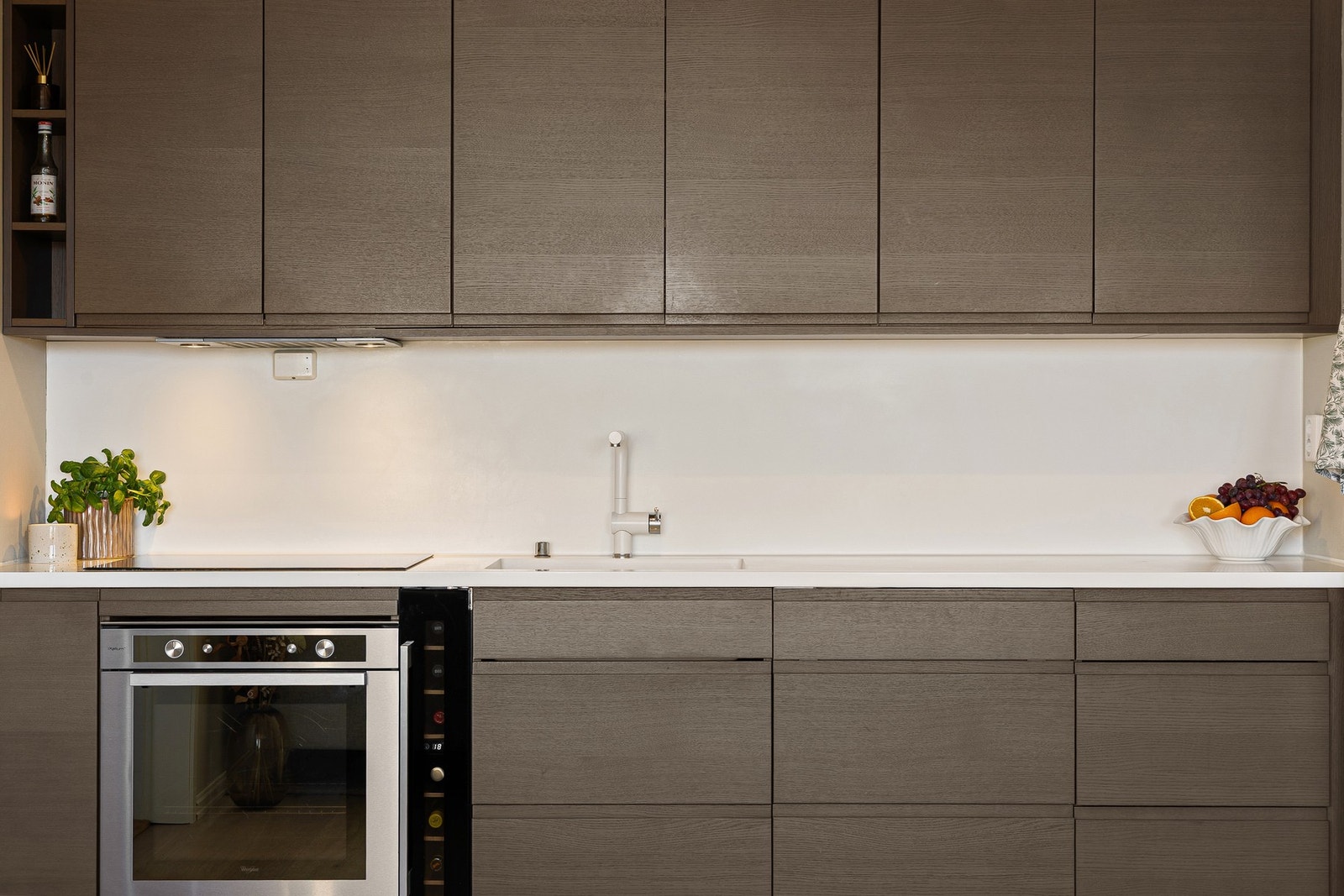 Integrerte hvitevarer består av stekeovn, oppvaskmaskin samt frittstående frys-/kjøleskap. Galleribilde