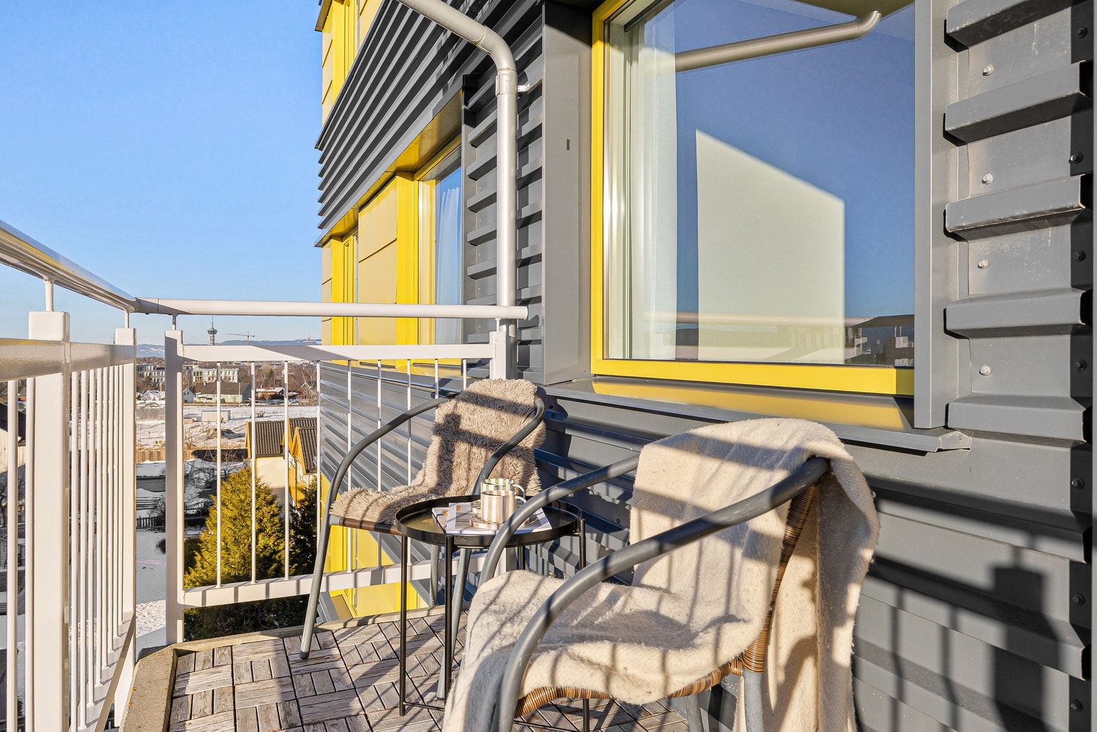 Det er plass til en sittegruppe i den lune solveggen. Galleribilde