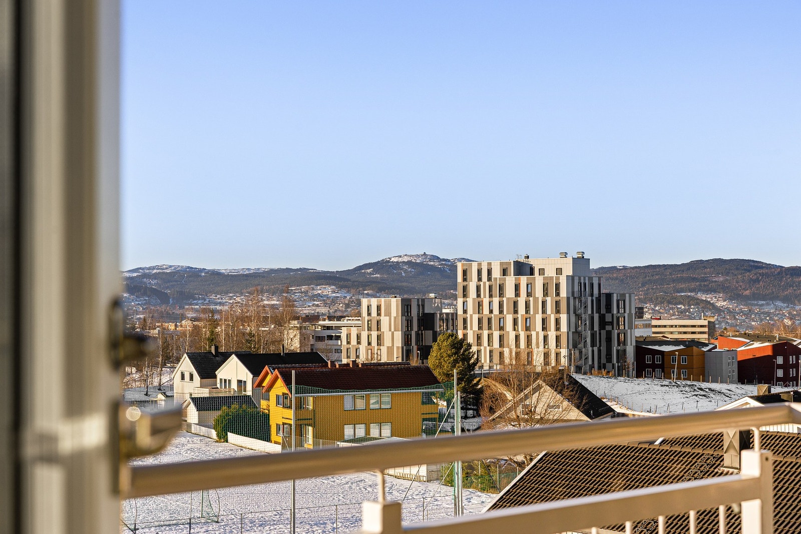 Stuen forlenges i en overbygd balkong med ypperlige solforhold. Galleribilde