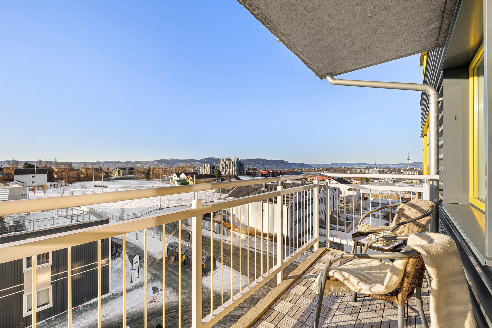 Det er plass til en sittegruppe i den lune solveggen. Galleribilde