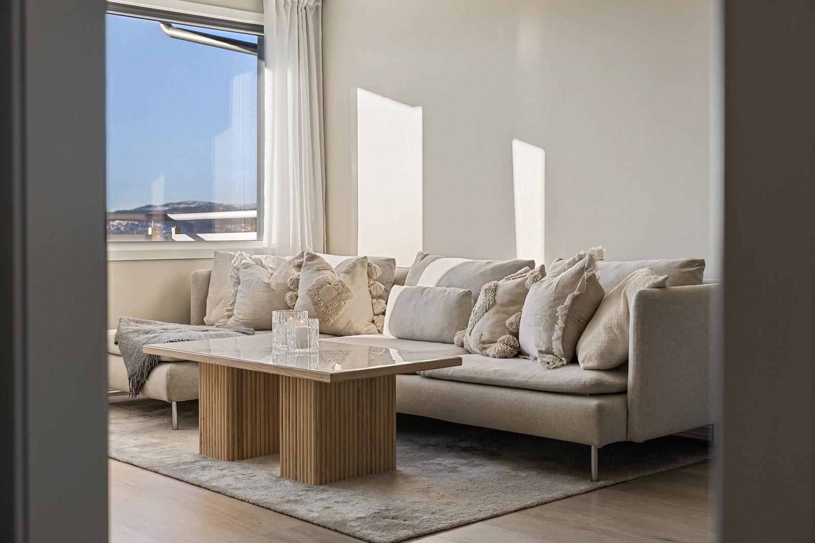 Hovedleiligheten er 53 kvm med to store soverom, utgang til en solrik balkong og moderne bad og kjøkken. Galleribilde