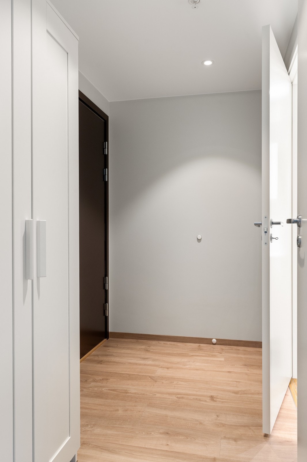 Entrè med garderobeskap. Galleribilde