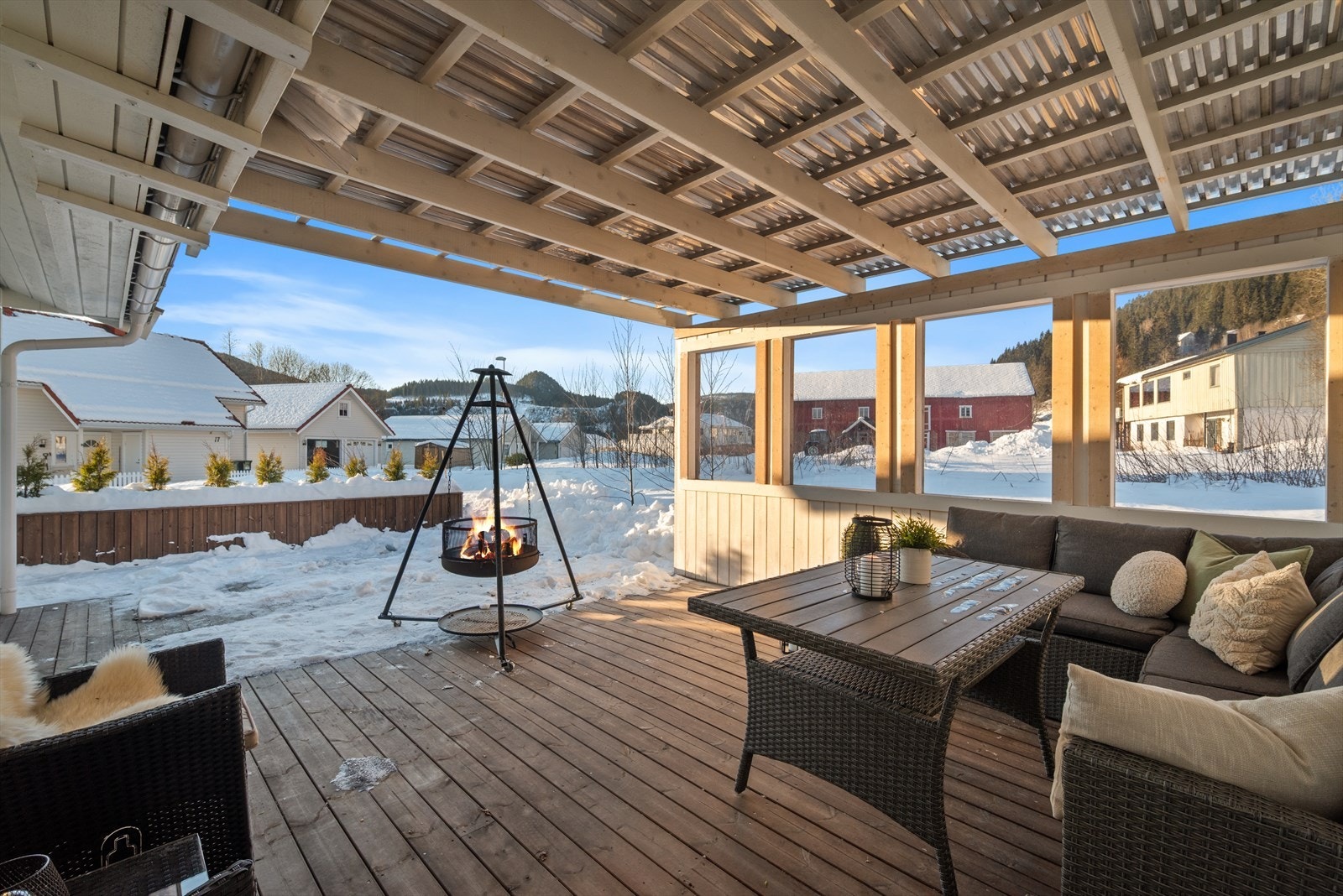 Livet utendørs nytes til fulle på en herlig og delvis overbygget terrasse utenfor stuen, med et areal på hele 43,5 kvm. Galleribilde