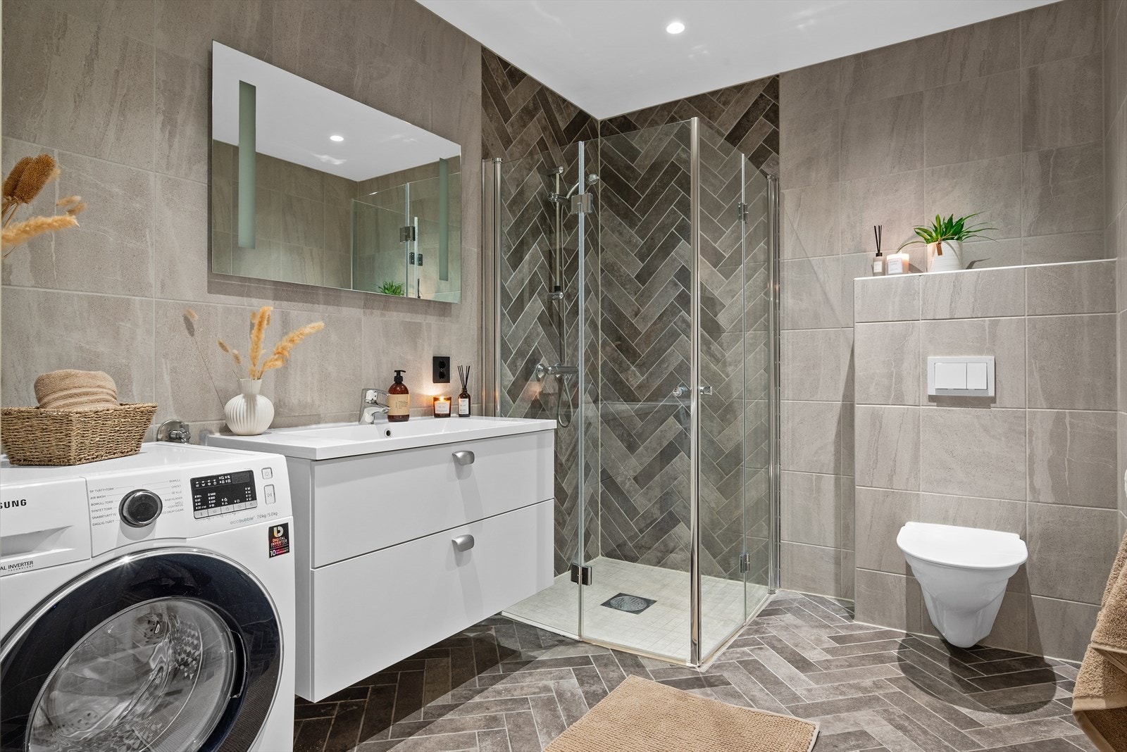 Moderne flislagt bad på 6,5 kvm, med flislagt gulv og vegger, samt spotter i himlingen. Galleribilde