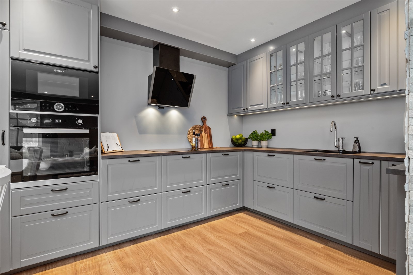 Tidløst kjøkken med funksjonell hestesko-form, som gir godt med skap- og benkeplass. Galleribilde