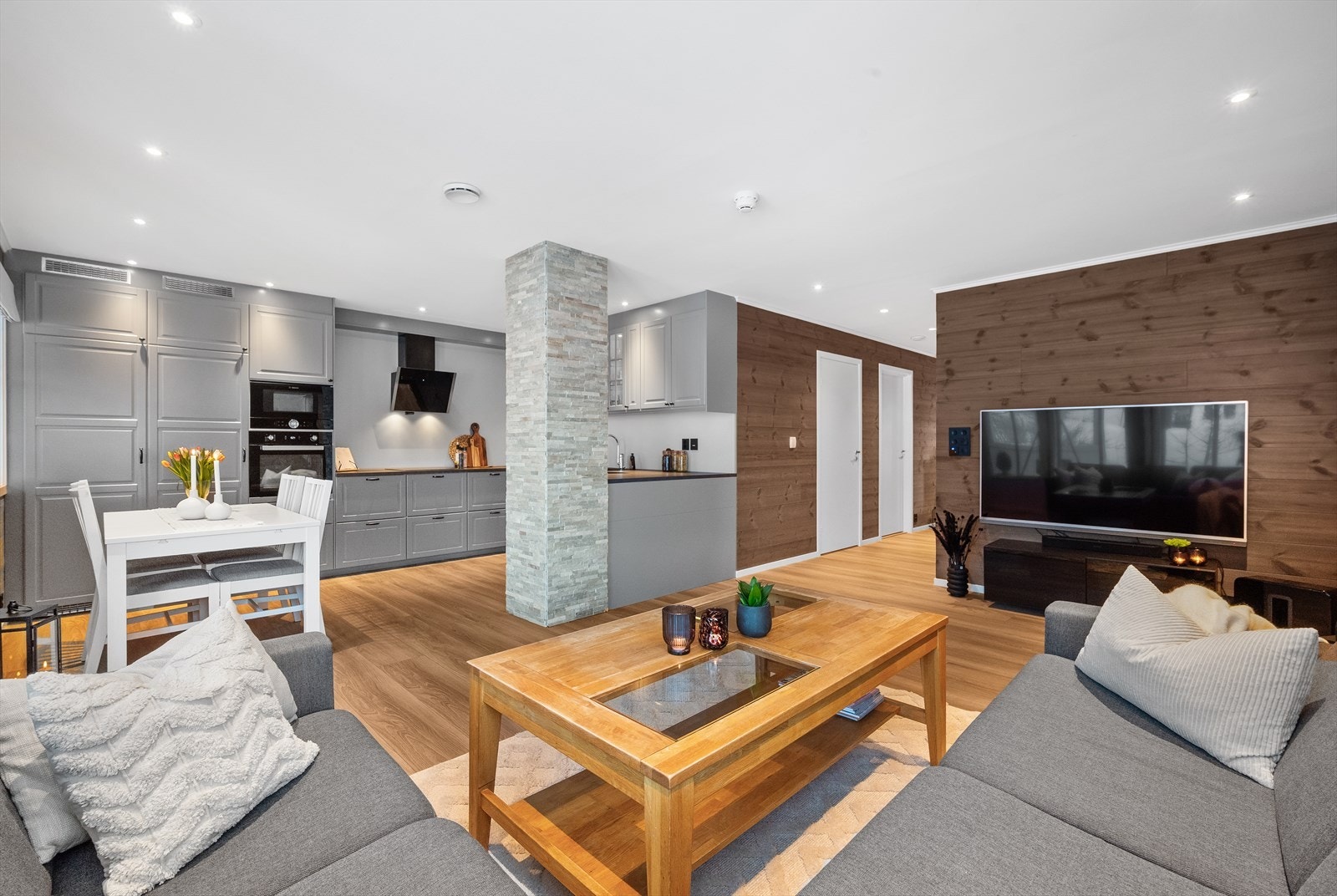 Stue og kjøkken i åpen løsning - Rommet strekker seg over hele 32 m², og det er varmekabler i gulv på stue/kjøkken, entré og på bad. Galleribilde