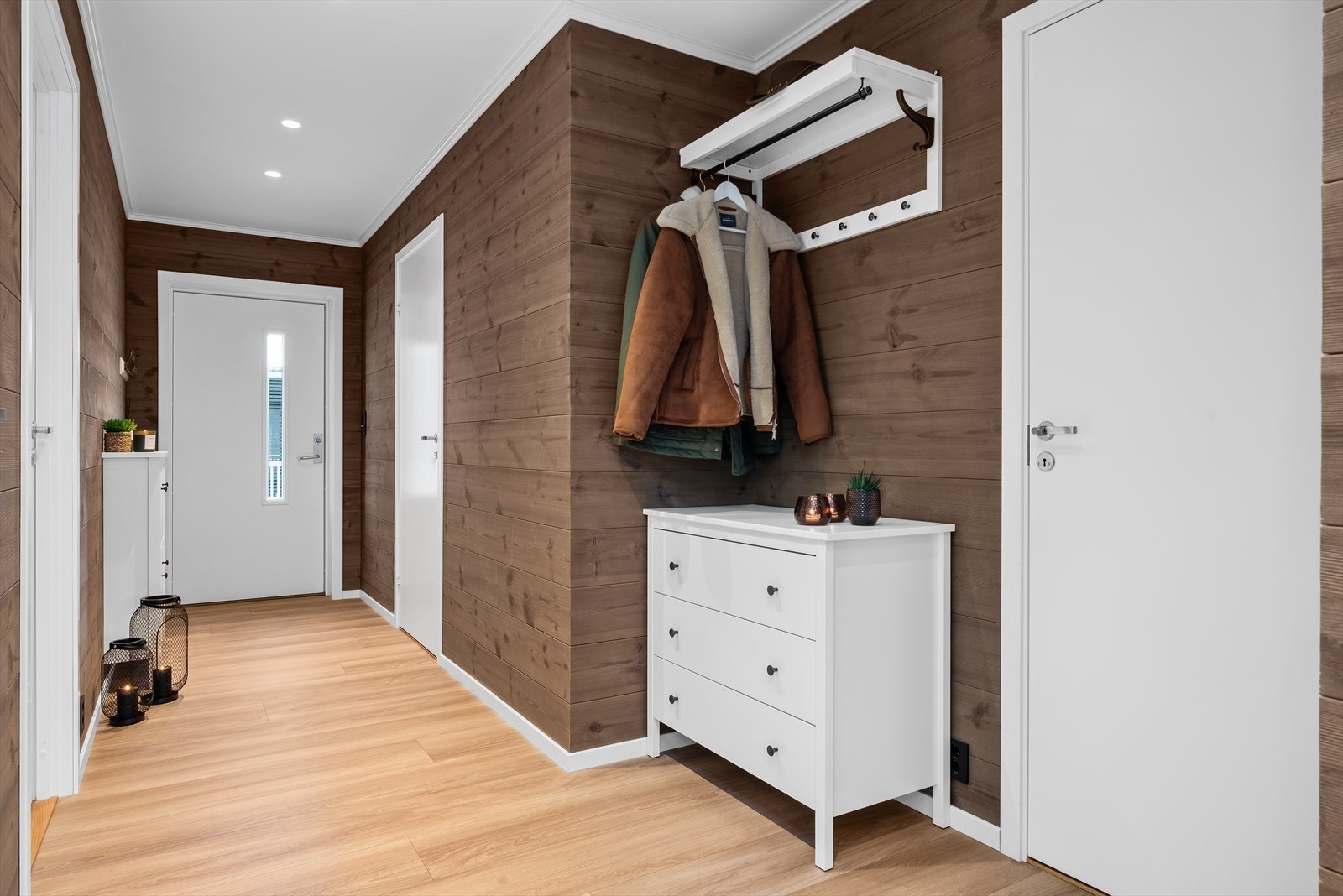 I gangen har man godt med plass til oppheng av yttertøy og sko. Galleribilde