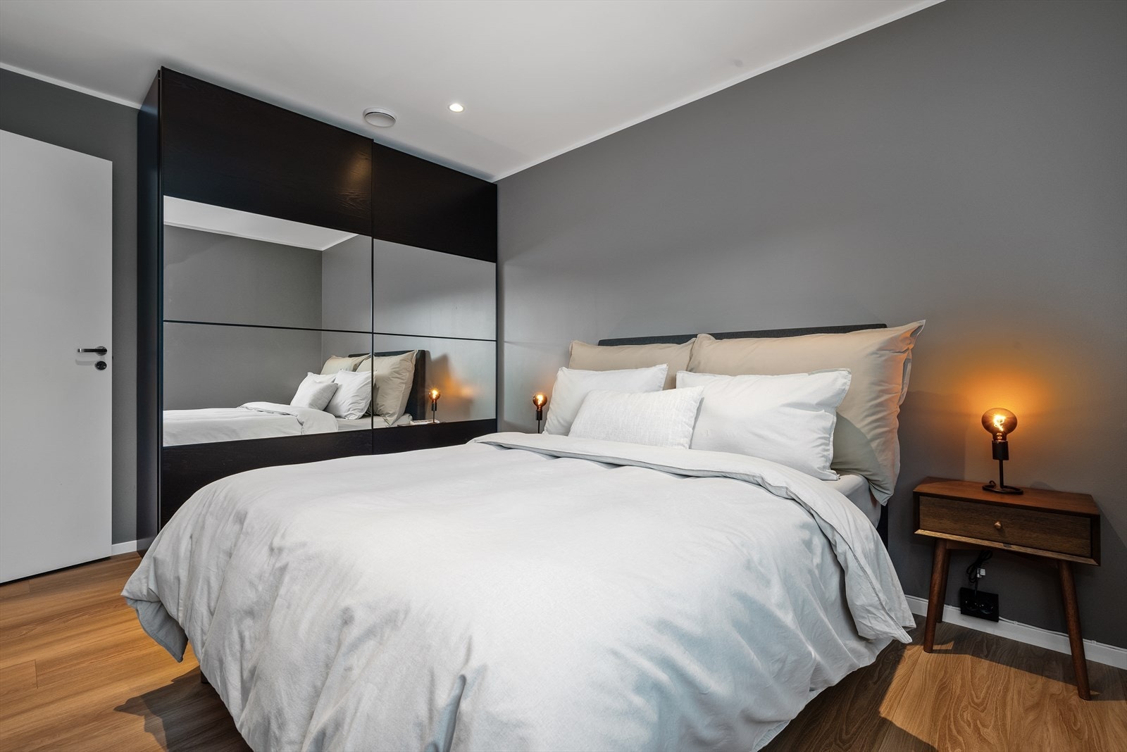 Master soverom på hele 11,5 kvm byr på godt med plass til dobbeltseng og tilhørende møblement. Garderobeskap på soverommene medfølger handelen. Galleribilde