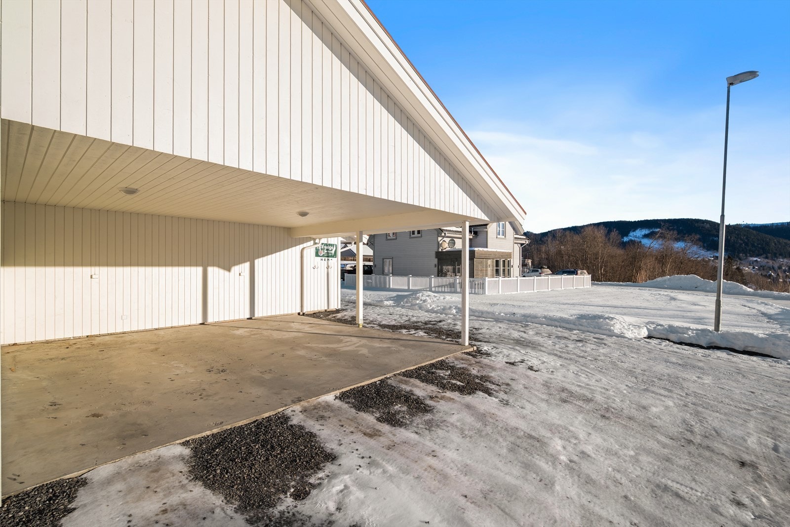 Boligen disponerer en biloppstillingsplass i carport, samt egen utvendig sportsbod. Galleribilde