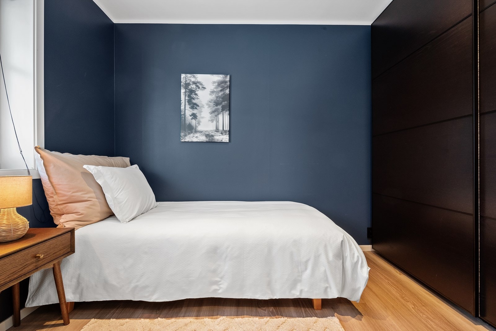 Planløsningen byr på to smakfulle soverom, begge med skyvedørsgarderober. Dette minste soverommet er 7 kvm. Galleribilde