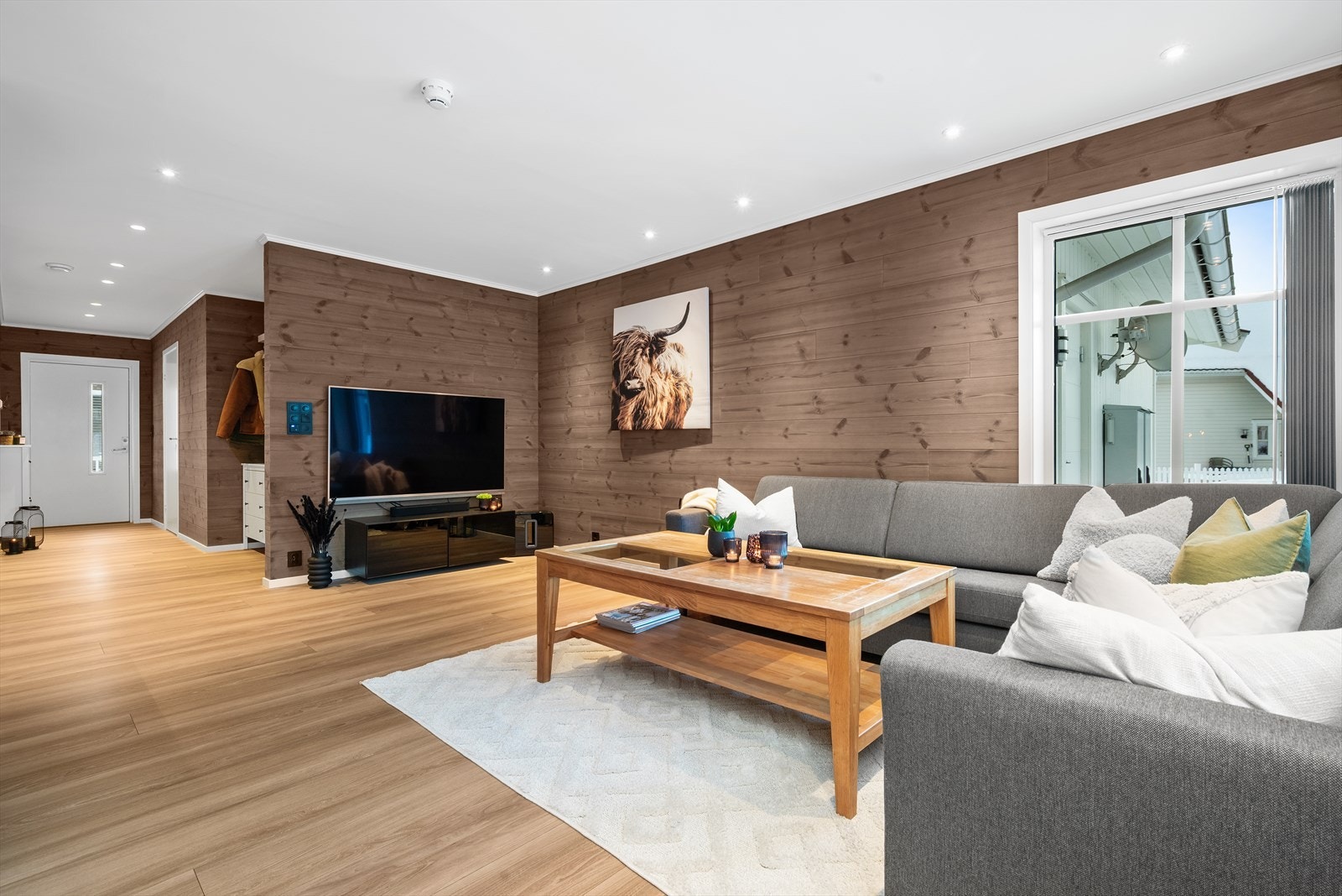 Store vinduer i to himmelretninger sørger for rikelig med dagslys og en god romfølelse i stuen. Galleribilde