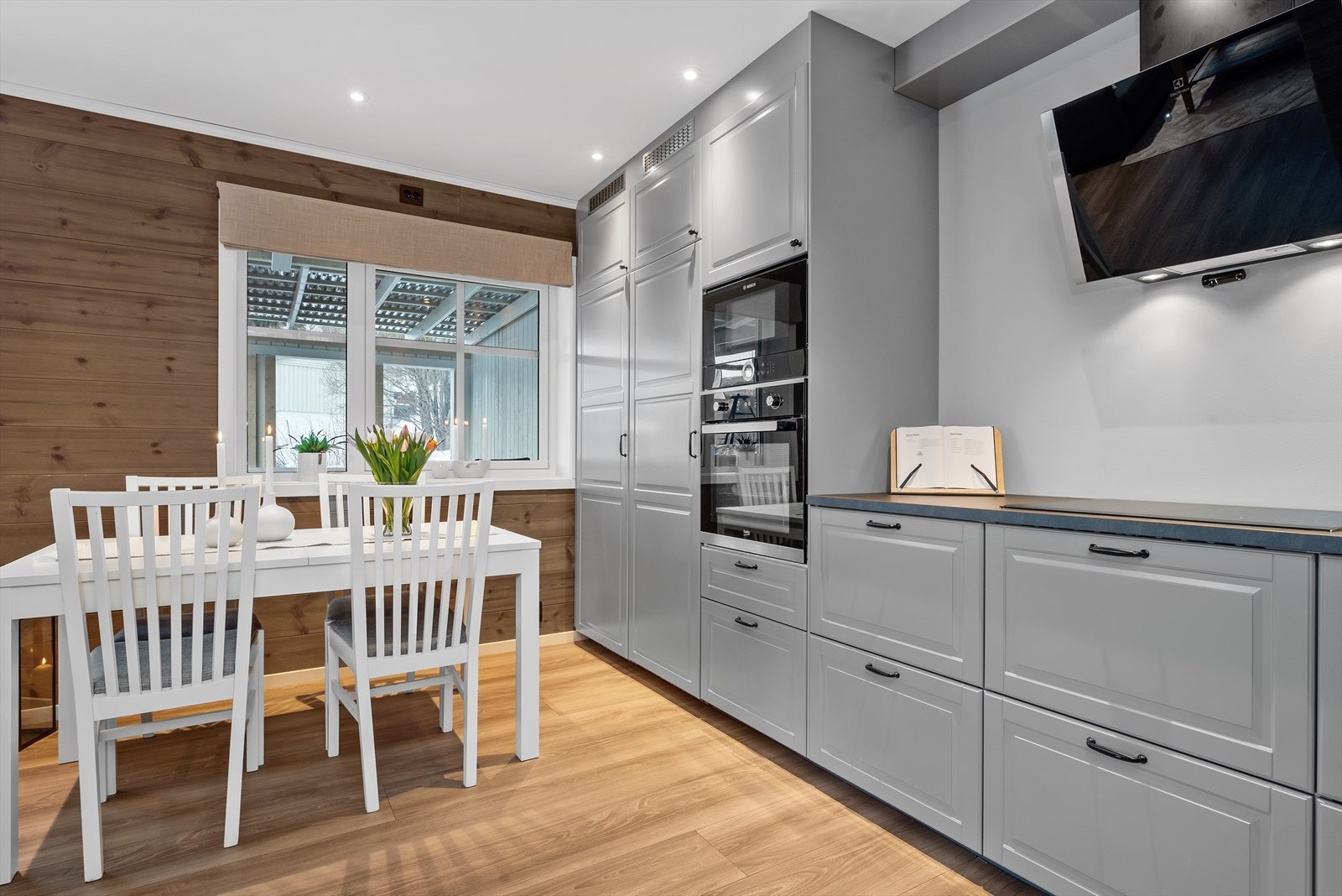 Her får du en praktisk løsning med både fullt kjøleskap og fryseskap. Galleribilde