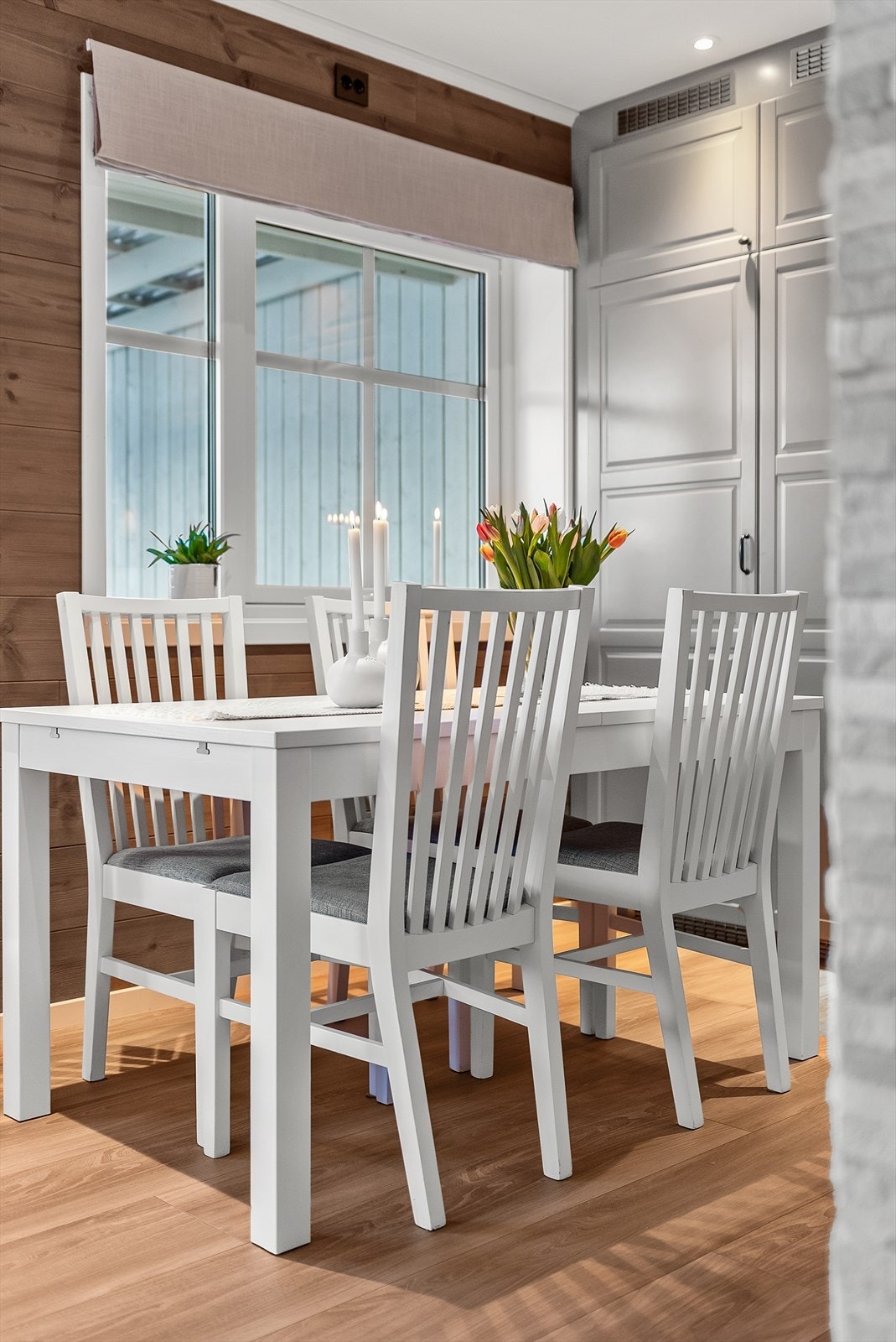 Ved kjøkkenet finner du den naturlige plassering av spisegruppen, som innbyr til hyggelige middager med familie og venner. Galleribilde