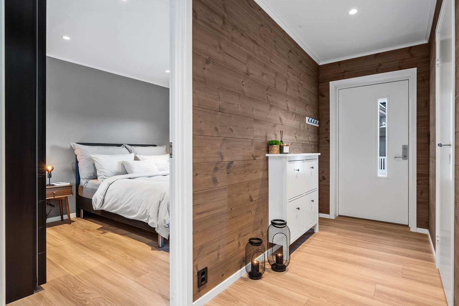 Du blir ønsket velkommen inn i boligen av en innbydende entre på ca. 8,5 kvm., der du har varmekabler i gulv. Galleribilde