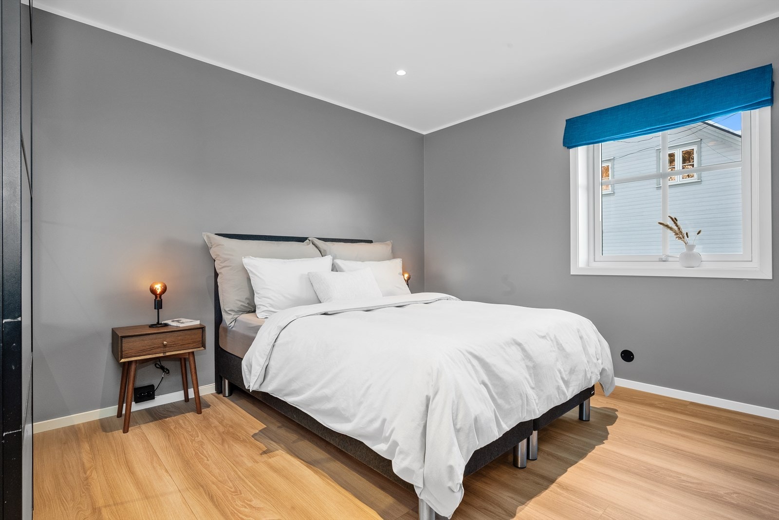 Soverommene er malt opp i lune, tidsriktige fargevalg, og begge rommene har spotter i taket. Galleribilde