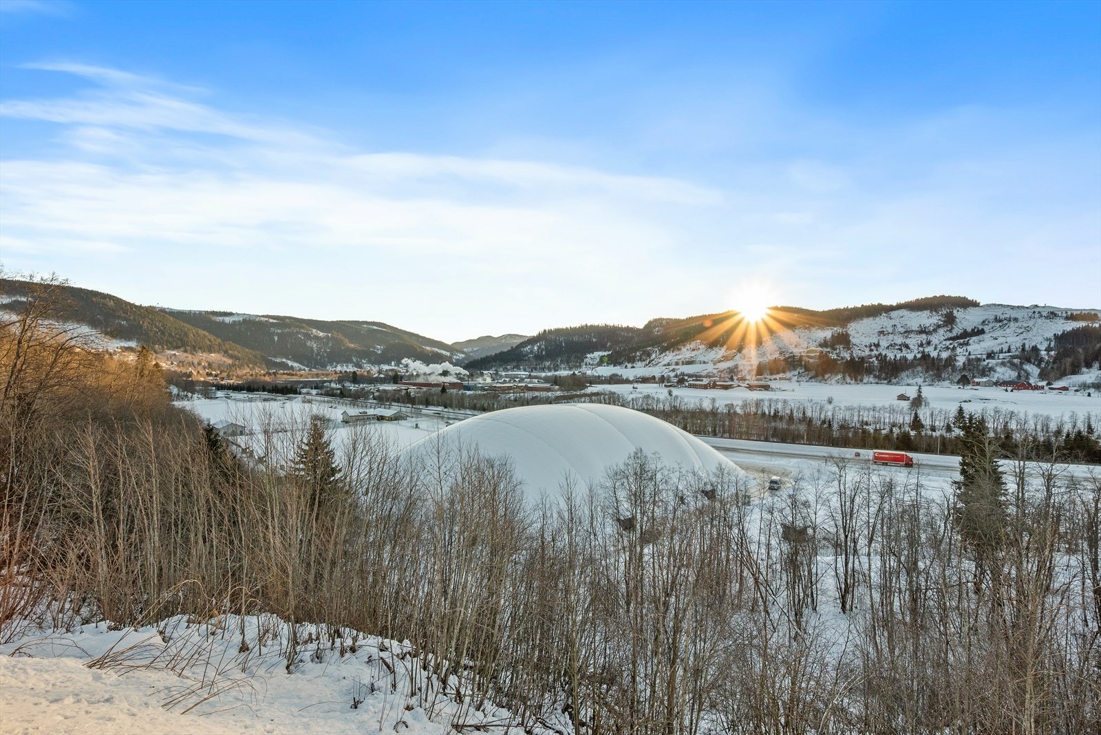 Boligen ligger i et barnevennlig og rolig boligområde på Støren i Midtre Gauldal kommune. Støren ligger sentralt og er knutepunkt for vei, jernbane, elver og dalfører. Galleribilde