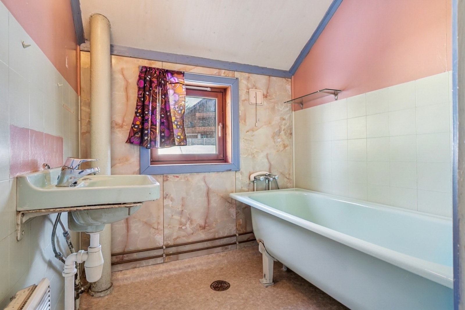 Badet er utstyrt med: badekar, servant og naturlig avtrekk. Galleribilde