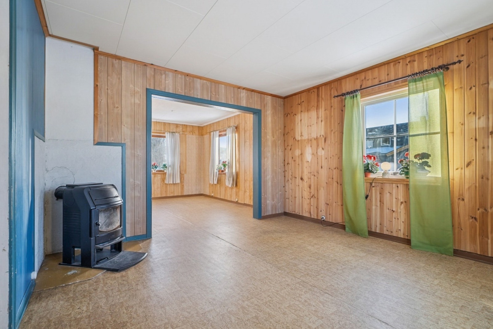 Første delen av stuen er på 14 kvm og har peis. Galleribilde