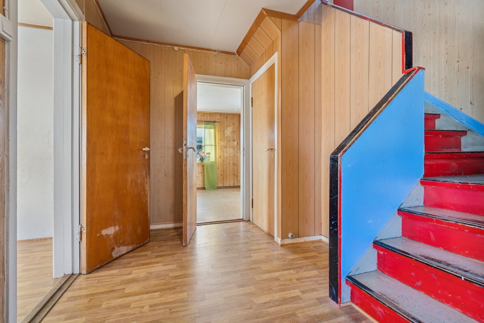 Gang med trapp ned til sokkel. I sokkelen finner du flere boder. Galleribilde