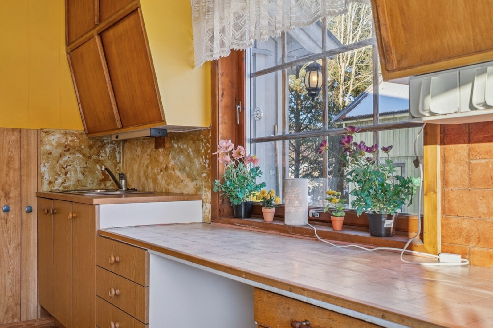 Kjøkkenet er innredet med opplegg for vaskemaskin. Galleribilde