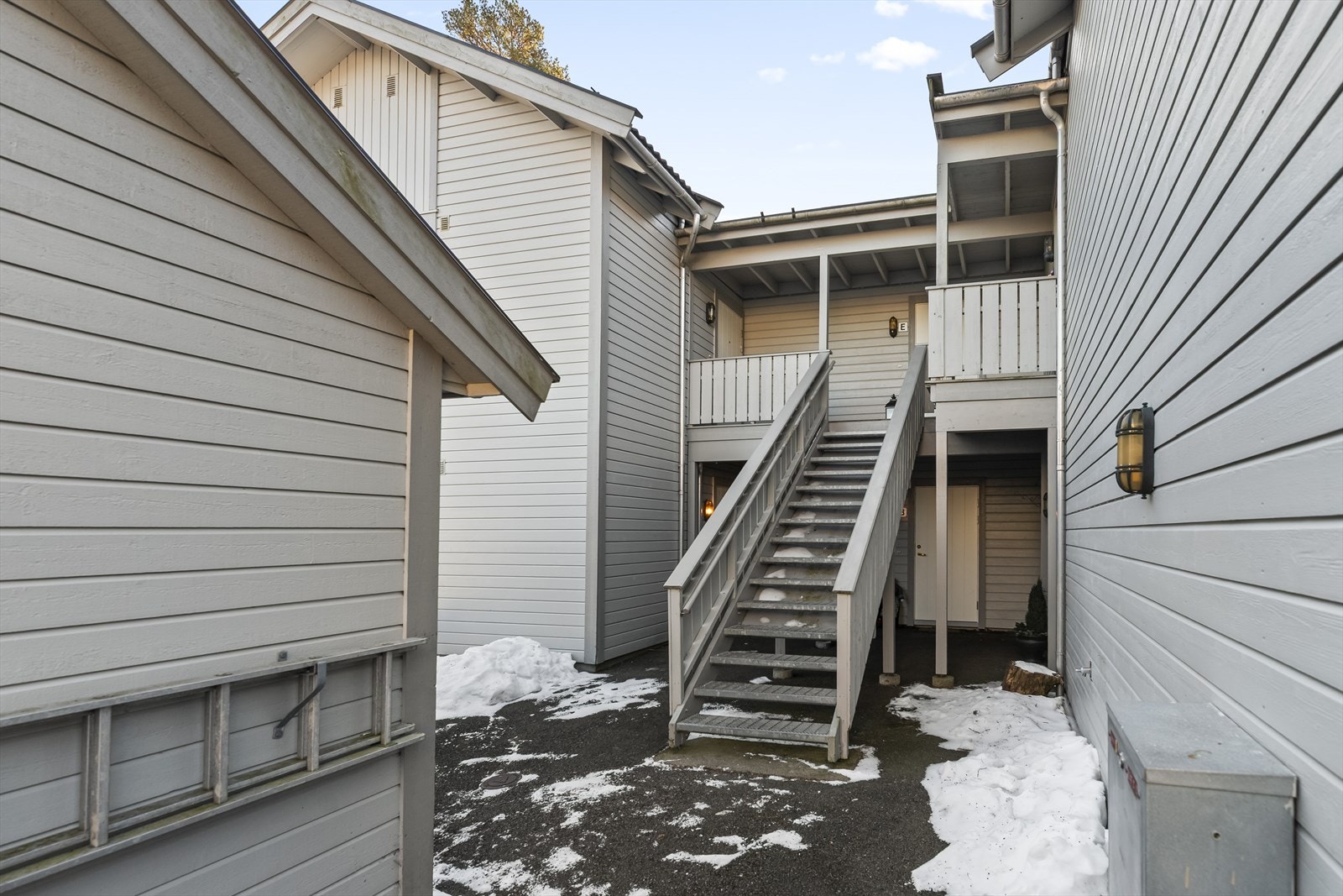 Felles utvendig trapp i trykkimpregnert materiale fører til inngangspartiet. Galleribilde