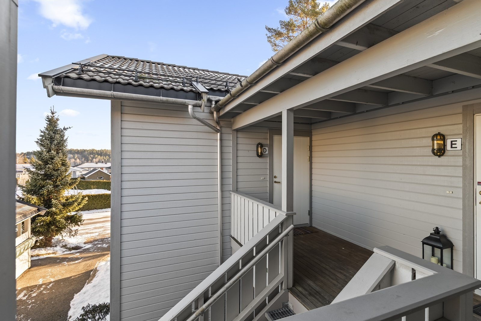 Inngangspartiet har en overbygd gangvei med brann- og lydklassifisert inngangsdør. Galleribilde