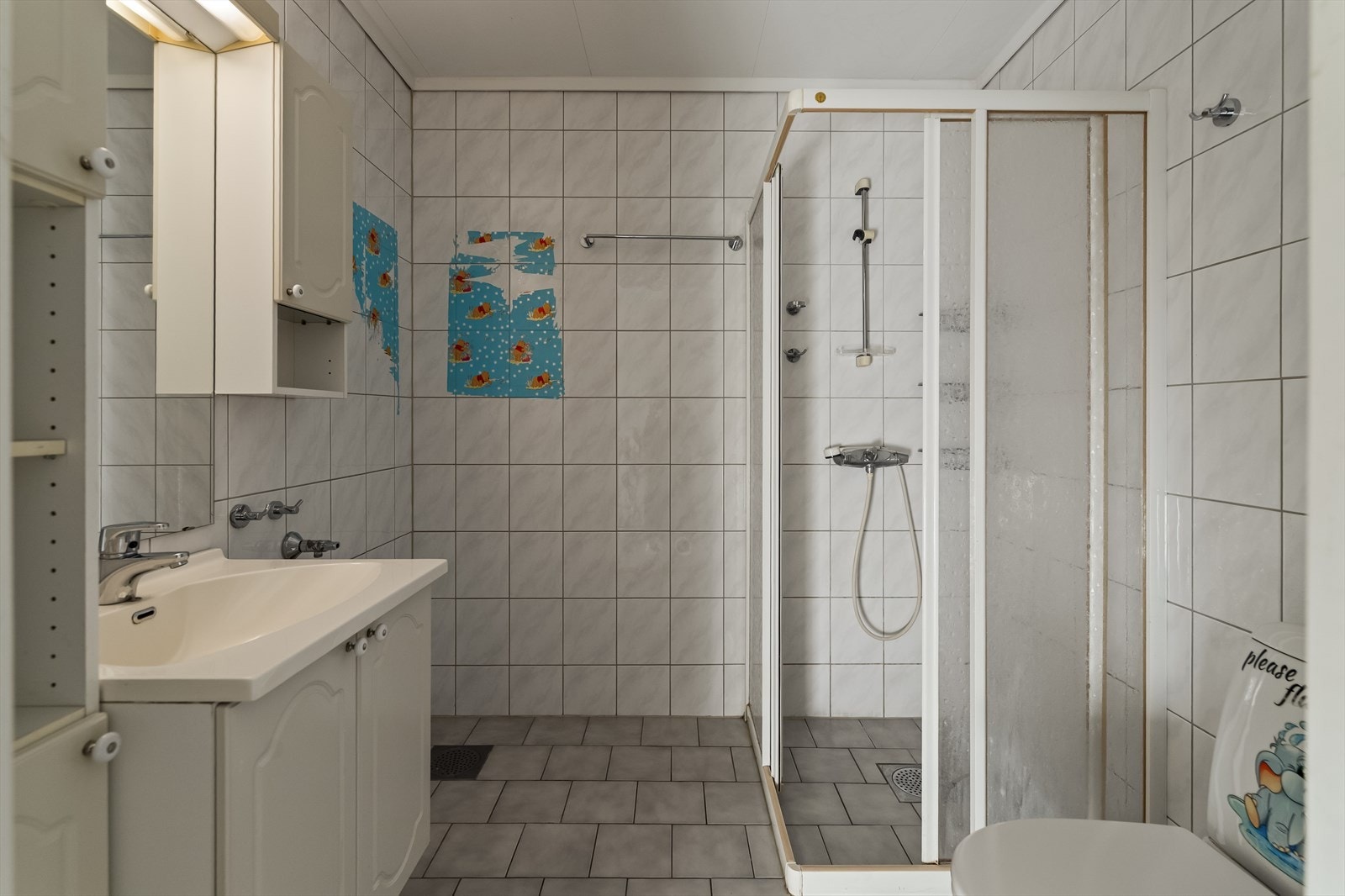 Flislagte vegger og gulv med elektriske varmekabler gir et funksjonelt bad. Galleribilde