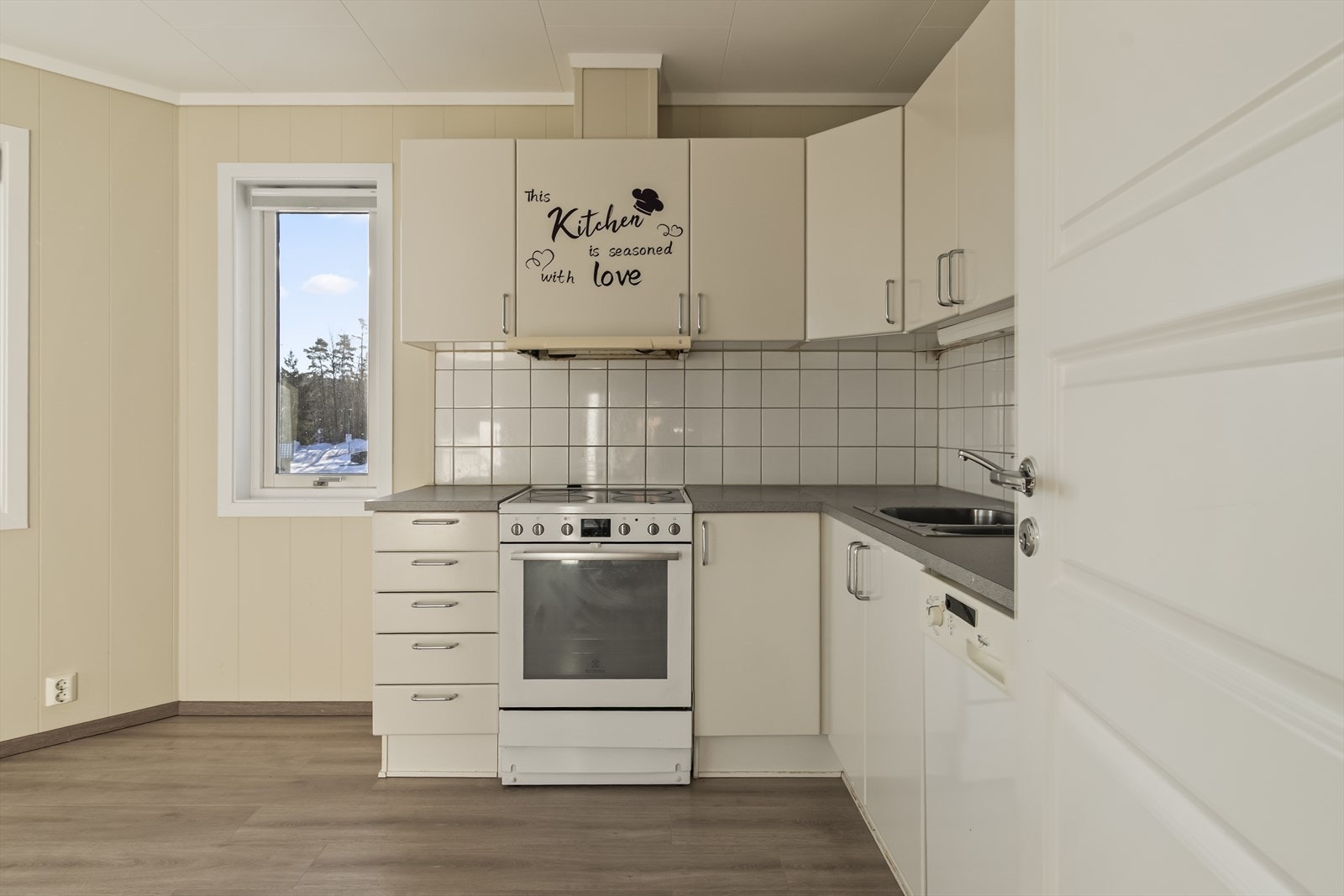 Kjøkkenet har glatte fronter og benkeplate i høytrykkslaminat. Galleribilde