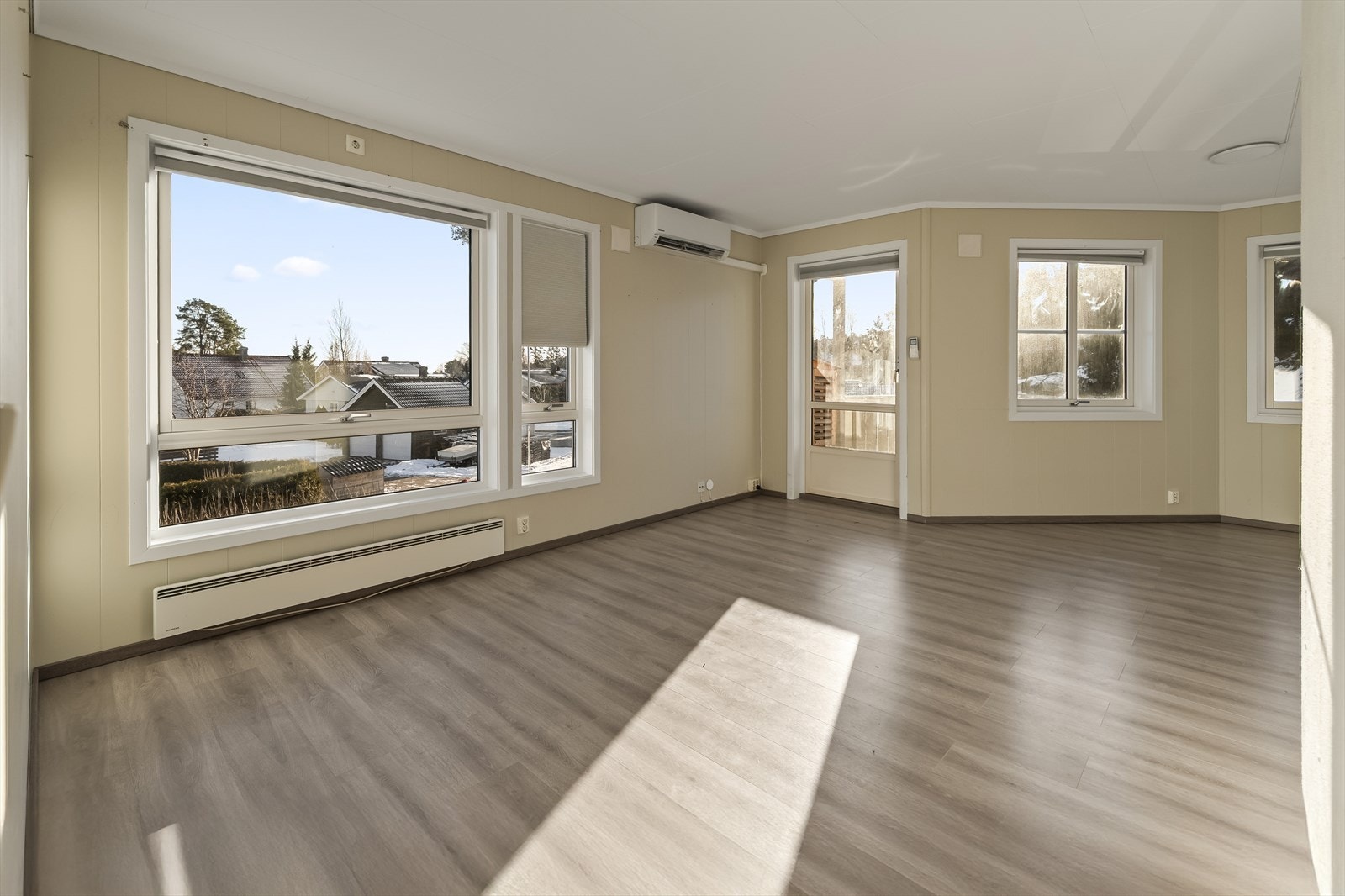 Store vindusflater gir godt med naturlig lys i stuen. Galleribilde