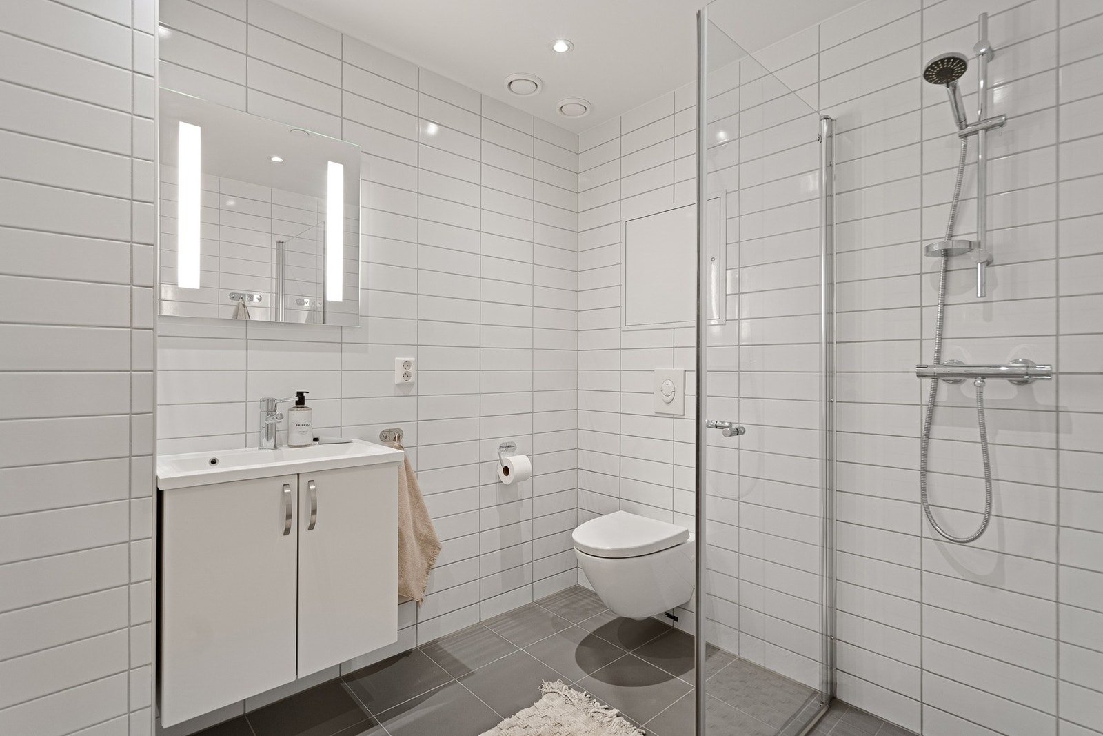 Badet har varmekabler og god plass Galleribilde