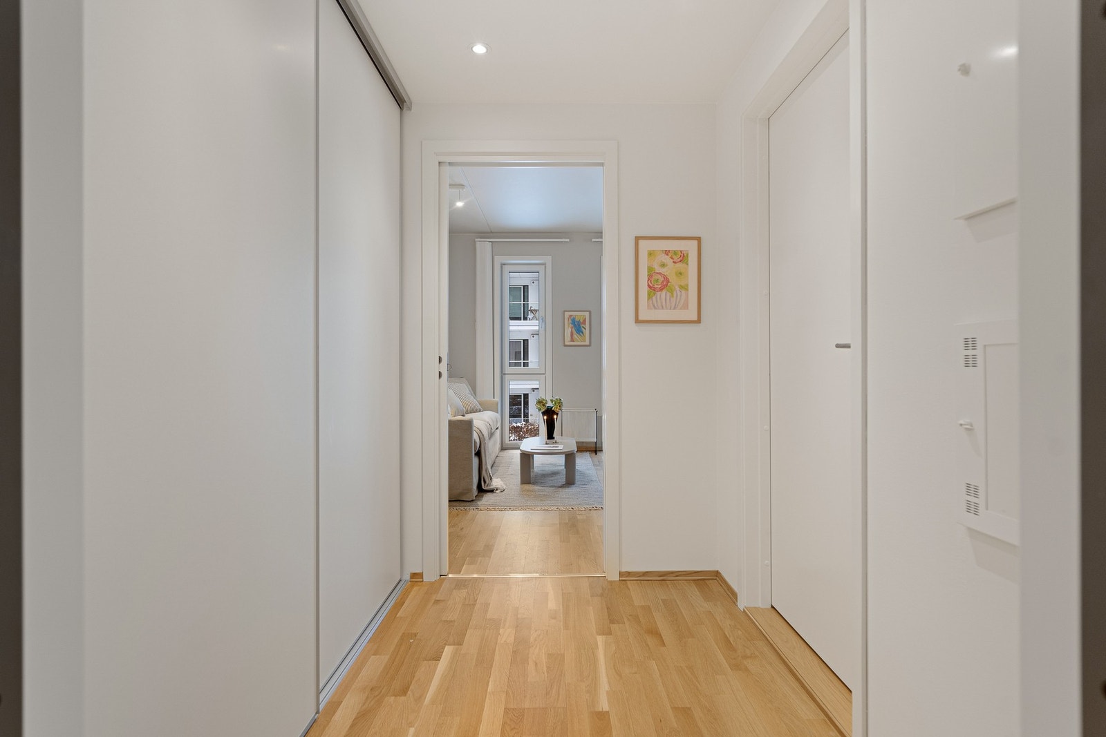 Gang med praktisk skyvedørsgarderobe Galleribilde